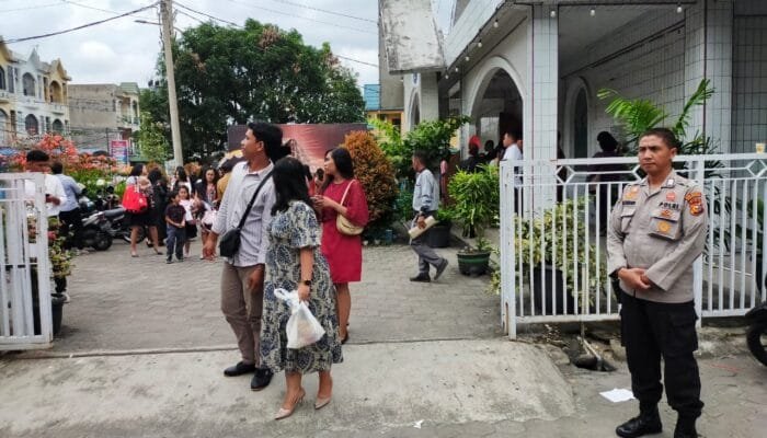 Polsek Sukajadi Melakukan Pengamanan Gereja HKBP Sukajadi Dalam Rangkaian Perayaan Paskah 2024