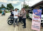 Maknai Bulan Suci Ramadhan, Kapolsek Cerenti Bagi Takjil Kepada Masyarakat