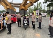 Sat Binmas Polres Kuansing Bagikan Takjil Ramadhan di Bundaran Cerano