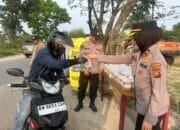 Jelang Buka Puasa, Kapolsek Tapung Bagikan Takjil Gratis Untuk Masyarakat yang Melintas
