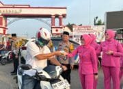 Kapolres Kuansing Bersama Sat Lantas Polres Kuansing Bagikan Takjil Gratis Kepada Pengendara Yang Patuhi Aturan