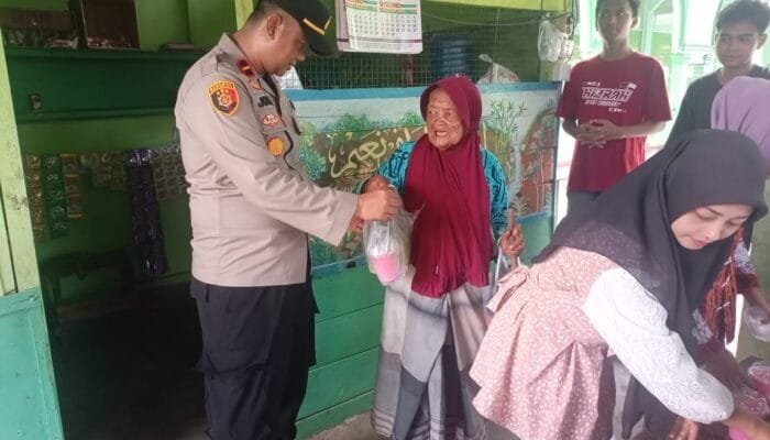 Indahnya Berbagi, Kapolsek Rambah Hilir Bagikan Takjil Kepada Masyarakat