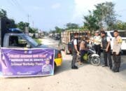 Kapolsek Kampar Kiri Hilir, Bagi-bagi Takjil Gratis di Jalan Raya Kelurahan Sungai Pagar