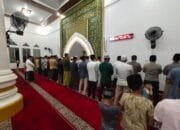 Polres Kuansing Gelar Shalat Isya dan Taraweh Berjamaah di Masjid Ar-Rahman Teluk Kuantan