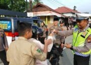 Sat Binmas Polres Kuansing Bagikan Takjil Ramadhan di Simpang Tugu Pelajar