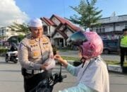 Sat Lantas Polres Kuansing Bagikan Takjil Gratis kepada Pengendara Sepeda Motor yang Menggunakan Helm