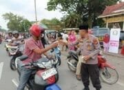Kapolsek Bukit Raya dan Ketua Bhayangkari Ranting Bukit Raya Bagi-Bagi Takjil Gratis ke Pengendara Jalan