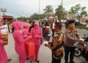 Bhayangkari Peduli, Ketua Ranting Beserta Pengurus Bhayangkari Polsek Tampan Bagi-Bagi Takjil Gratis ke Pengendara di Jalan