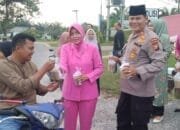 Kapolsek bersama Keluarga Besar Polsek Siak Hulu Berbagi 100 Takjil Kepada Pengguna Jalan dan Berbuka Puasa Bersama