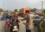 Ramadhan Berkah, Polsek Kandis Bagikan Takjil Kepada Pengguna Jalan Jelang Buka Puasa