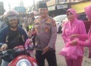 Keluarga Besar Polsek Siak Hulu Berbagi 50 Takjil Kepada Pengguna Jalan Raya Tertib Berlalu Lintas