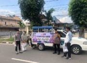 Personil Sie Propam Polres Kuansing Bagikan Takjil kepada Pengendara Tertib Berlalu Lintas