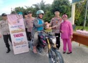 Personel Polsek Benai Bagikan Takjil Bersama dengan Bhayangkari