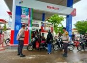 Jajaran Polsek Kempas Lakukan Patroli dan Cek Ketersediaan BBM di SPBU Saat Lebaran Idul Fitri 1445 H