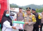Tinjau Pos Pam Ops Ketupat 2024 Riau – Sumbar, Wakapolda Riau Serahkan Bantuan Paket Kepada Personil