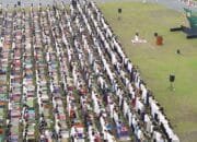 Ribuan Masyarakat Hadiri Sholat Idul Fitri 1445 H / 2024 di Halaman Mapolda Riau