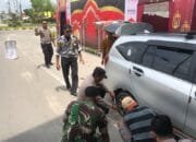Keren, Begini Aksi Polisi di Kampar saat Bantu Ganti Ban Mobil Yang Pecah Ban