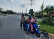 Kapolsek Tambang Bantu Dorong Sepeda Motor Pemudik yang Mogok Sekaligus Bantu Isikan BBM