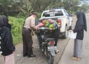 Bantu Ibu-ibu Mengalami Bocor Ban, Anggota Polsek Tualang Berikan Bantuan