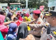 Teriknya Matahari, Polisi Bagikan Minum Gratis Kepada Masyarakat Pendemo