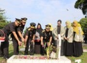 Bunga untuk Pahlawan, Dedikasi untuk Bangsa: Kanwil Kemenkumham Riau Gelar Upacara Tabur Bunga di TMP Kusuma Dharma dalam Rangka HBP Ke-60