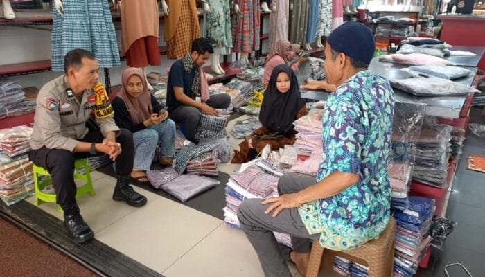 Ajak Jaga Kamtibmas, Bhabinkamtibmas Aiptu Nofri Adino Sambang Warga dan Pelaku Usaha