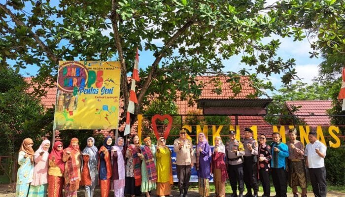 Peringati Hari Pendidikan Nasional, “Police Goes to School” Polsek Minas Gandeng IPMKM hadir di SMK N 01 Minas