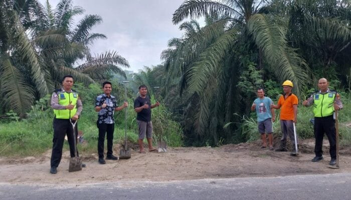 Gotong Royong Bersama Warga, Anggota Lantas Kandis Bersihkan Jalan Lintas