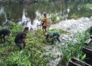 Cegah Terjadinya Banjir, Satgas Yonif 125/SMB Karya Bhakti Bersihkan Sungai Bersama Masyarakat