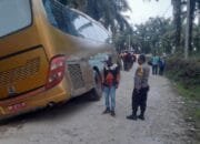Salut! Polisi Bantu Mobil Bus Yang Terpelosok di Wisata Henferd Land XIII Koto Kampar