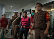 Tersangka RR Kepala Kanwil Bea Cukai Riau Mem-backing Penyelundupan Gula dalam Perkara Impor Gula PT SMIP