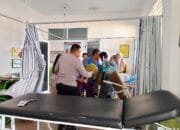 Aksi Sigap Polisi Bantu Gotong Warga yang Lagi Sakit