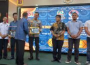 Kapolda Kepri Menerima Penganugerahan Golden Award dari IWO Indonesia