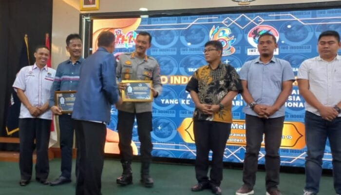 Kapolda Kepri Menerima Penganugerahan Golden Award dari IWO Indonesia