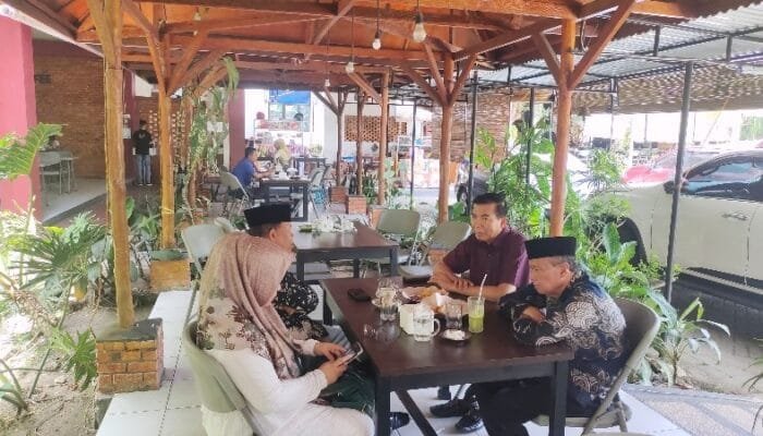 Calon Gubernur Riau DR H Firdaus ST MT Ngopi Bareng dengan Tokoh Masyarakat Rohil