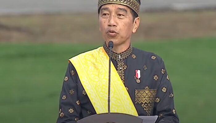 Gunakan Baju Kesultanan Melayu Riau, Presiden Jokowi Pimpin Peringatan Hari Lahir Pancasila 2024 di Dumai