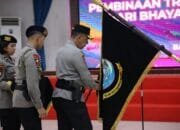 Irjen Pol Yan Fitri Halimansyah Pimpin Upacara Pencucian Pataka Polda Kepri Dalam Rangka Menyambut Hari Bhayangkara Ke – 78 Tahun 2024