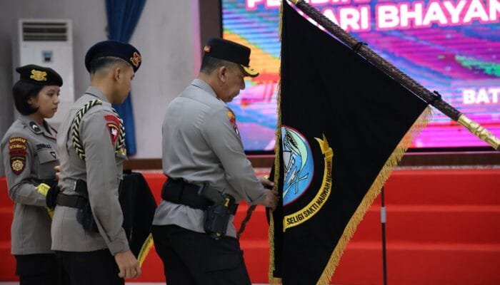 Irjen Pol Yan Fitri Halimansyah Pimpin Upacara Pencucian Pataka Polda Kepri Dalam Rangka Menyambut Hari Bhayangkara Ke – 78 Tahun 2024