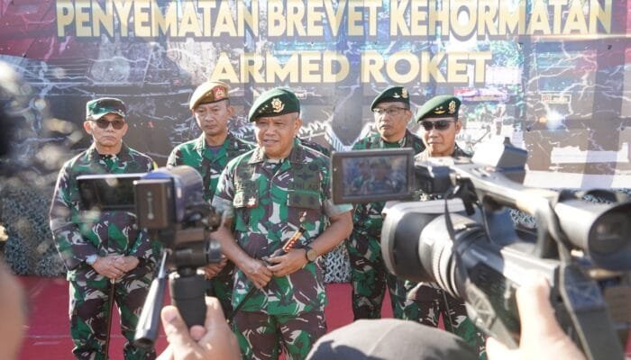 Pangkostrad dan Pangdivif 2 Kostrad Terima Brivet Kehormatan Astros Yonarmed 1/AY Kostrad