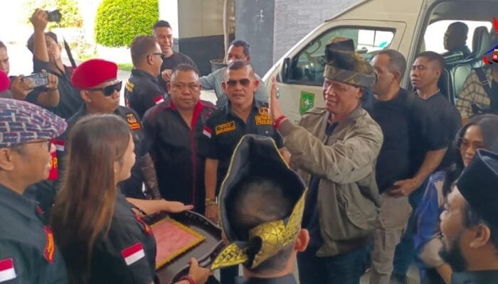 Ketua Umum GRIB Jaya Hercules Tiba di Pekanbaru Disambut Dengan Pemberian Tanjak Khas Melayu
