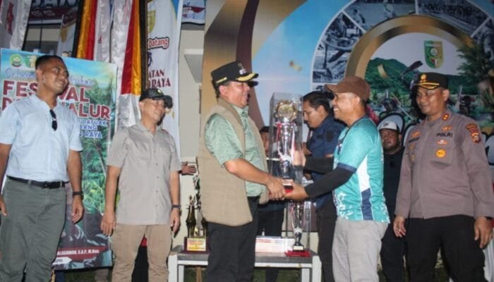 Bupati Kuansing menyerahkan Hadiah Kepada Juara Ke 2 Jalur Putri Anggun Sibiran Tulang