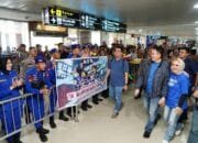 PJU dan Istri Serta Ratusan Personel Polda Riau Sambut Kedatangan Tim Volly Polda Riau Dengan Penuh Suka Cita