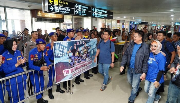 PJU dan Istri Serta Ratusan Personel Polda Riau Sambut Kedatangan Tim Volly Polda Riau Dengan Penuh Suka Cita