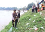 Polres Kuansing Gelar Kegiatan Bersih-Bersih Sungai di Arena Pacu Jalur Tepian Narosa