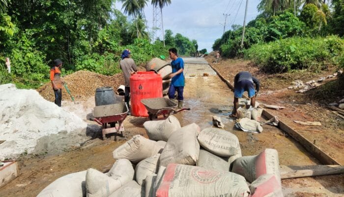 Proyek Pembangunan Jalan di Desa Selading Berjalan Lancar