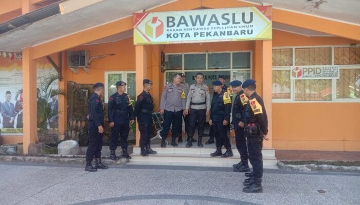 Pastikan Keamanan, Satgas SAR Brimobda Riau OMP LK-2024 Patroli ke Bawaslu Pekanbaru