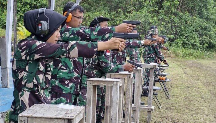 Komandan Lanud RSA Natuna Pimpin Latihan Menembak, Tingkatkan Kesiapsiagaan Prajurit