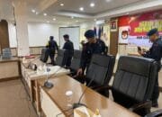 Subsatgas Jibom Satuan Brimob Polda Riau Sterilisasi Kantor KPU Riau