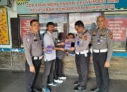 Tim Cooling System Ditlantas Polda Riau Edukasi Pemohon Cek Fisik Kendaraan di Samsat Selatan