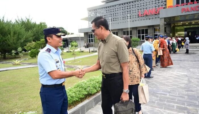 Komandan Pangkalan TNI AU Roesmin Nurjadin Beserta Ketua PIA Ardhya Garini Dampingi Peserta Reuni Skadron Udara 12